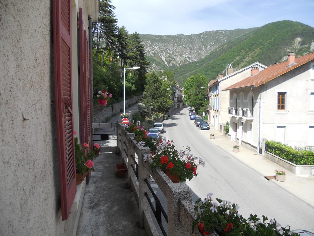 Les Hirondelles Chambres D'Hotes Serres (Hautes-Alpes) Exterior foto